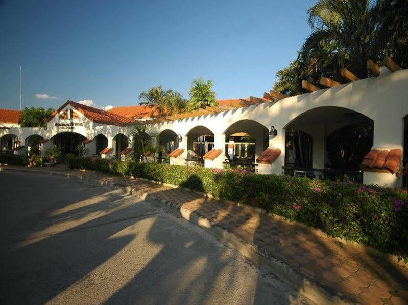 Dad D Resort By Lopburi Inn Resort Kültér fotó